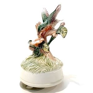 Spinning Ceramic Wind Up Music Box Figurine Hummingbird Flowers Green Pink Bird